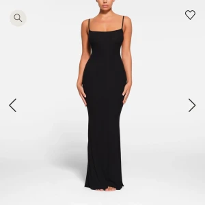 SKIMS soft lounge slip dress  - Otroligt skön och följsam klänning från SKIMS. Mycket fint skick! 