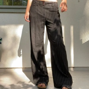 Skit snygga randiga kostymbyxor - Säljer ett par skit snygga mid/lowwaist kostymbyxor i. De är svarta med vita ränder och passar till allt.  De är i jätte gott skick utan några defekter. 