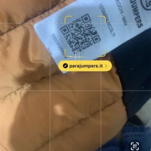 Svart dunjacka från Parajumpers - Säljer en svart dunjacka från Parajumpers i storlek L 🧥✨. Jackan har en snygg orange insida 🧡 och en broderad logga på ärmen 🪡👌. Perfekt för höst och vinter 🍂❄️ med sin quiltade design och dragkedja framtill 🔥⬆️. Supervarm och stilren – passar både vardag och fest!  För frågor och pris tveka inte att höra av er privat 📩😊!