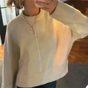 Beige stickad tröja Zara - Mysig beige stickad tröja i oversized passform. Tröjan har långa ärmar och en enkel, stilren look som passar till det mesta. Storlek M och inte mycket använd