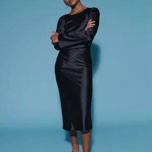 Gina tricot satin midi dress - Jättefin miniklänning i satin från Gina. Går ej att köpa längre