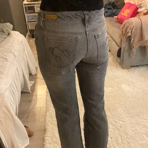  Lågmidjade jeans  - Säljer ett par grå jeans i mycket bra skick. Midjemått 37cm och Innerben 80cm och jag säljer på grund av att de inte kommer till användning💗