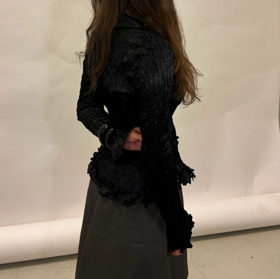 Svart blus med blommiga detaljer - 90