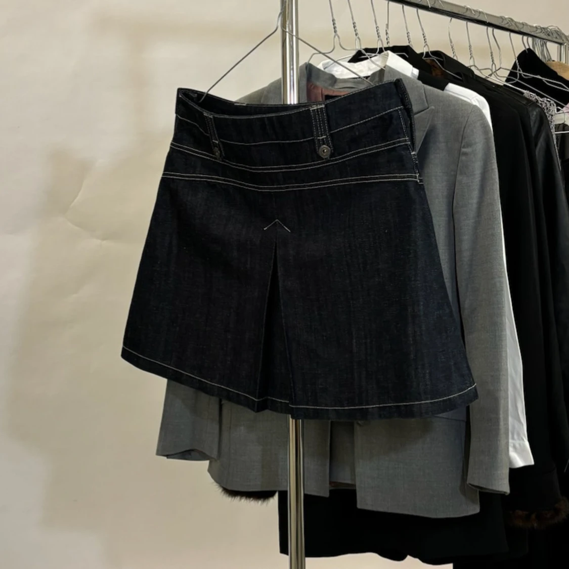 Svart jeanskjol med veck - 93