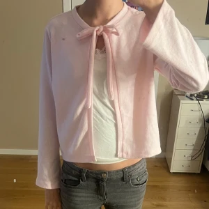 Rosa kofta med knytband - Säljer en söt rosa kofta med knytband framtill. Helt oanvänd, endast testad!!