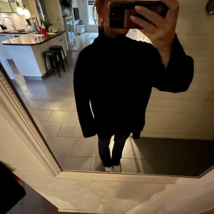 Svart stickad polotröja - as snygg stickad polotröja, den är oversize 💕💕
