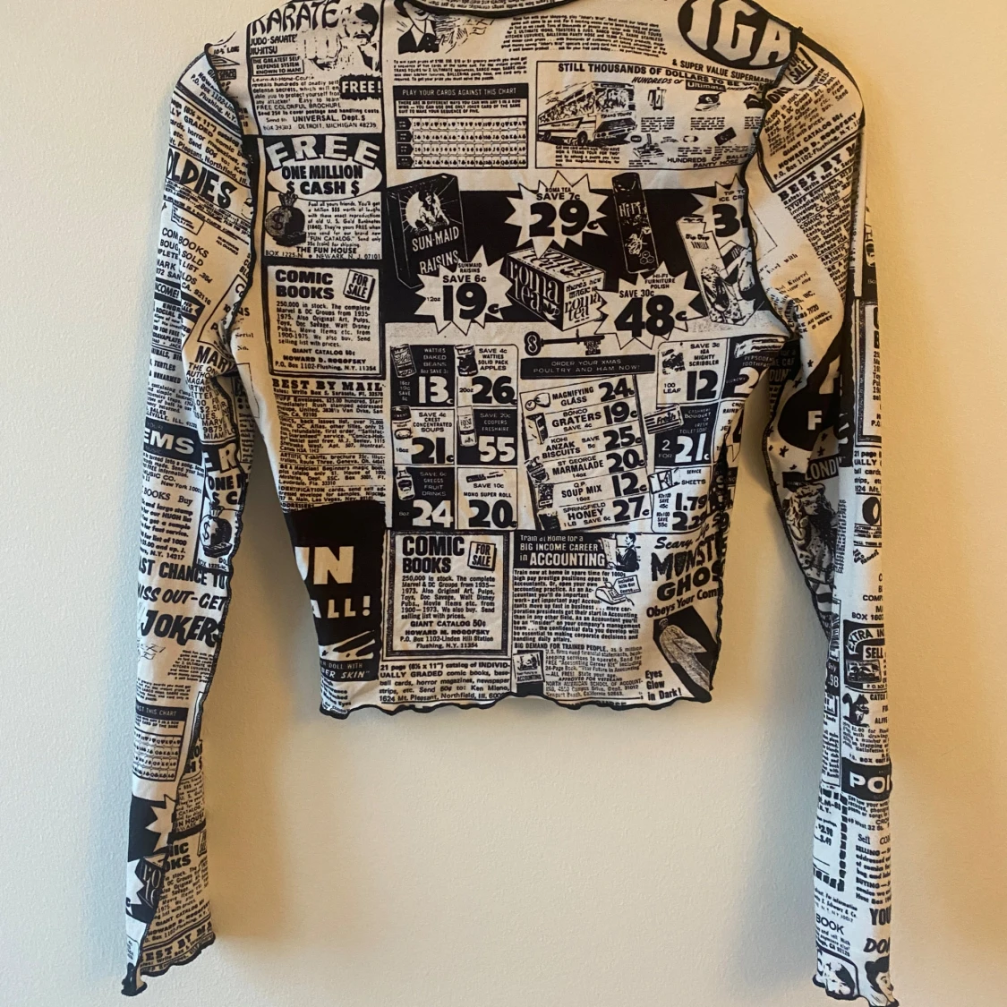 Svartvit tröja med tidningsmönster - 90