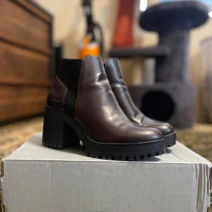  Boots från Zara  - nyskisk - Säljer mina boots från Zara med robust klack och dragkedja på sidan. Köpt för 799kr. Storlek 39. 