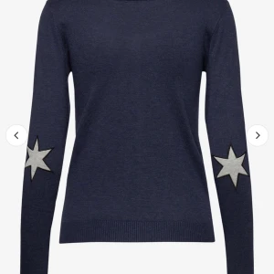 Mörkblå kofta med stjärndetaljer - Snygg mörkblå kofta med knappar framtill och coola stjärndetaljer på ärmarna. Perfekt för både vardag och fest! Den är långärmad och har en normal passform som funkar året runt. 