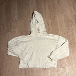 Vit hoodie i bomull - Säljer en supermjuk och bekväm vit hoodie i bomull. Den har en avslappnad passform med långa ärmar och en klassisk huva. Perfekt för mysiga dagar hemma eller en chill dag ute. Passar till allt och är ett måste i garderoben! 🤍