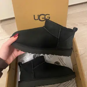 Helt nya oanvända ultra mini Uggs i svarta. Jättesnygga och sköna, säljer för jag beställde två färger och inte hann returnera i tid. Köpt för 2100kr