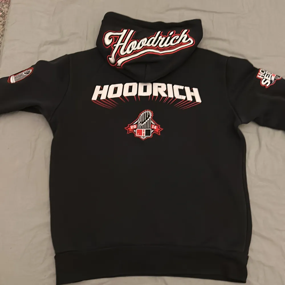 Väldigt fin hoodrich hoodie som jag vill sälja pågrund av att jag tröttnat på den storlek S men kan vi visa fall passa på M. PRIS KAN DISKUTERAS!. Hoodies.