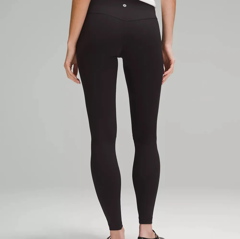 Säljer ett par svarta Lululemon Align leggings i size 4. De är supermjuka och stretchiga, perfekta för både träning och vardag. Högmidjade med en bekväm passform som inte glider ner. Använda men i mycket bra skick. Köpte för ett år sedan och är lite noppriga på vissa ställen❤️ köpte för 980sek, kontakta mig vid funderingar annars använd gärna köp nu . Jeans & Byxor.