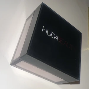 Huda Beauty Easy Bake Loose Baking & Setting Powder - Säljer en Huda Beauty Easy Bake Loose Baking & Setting Powder i nyansen 'Cupcake'. Perfekt för att sätta sminket och ge en jämn finish. den ser lite ljusrosa alltså pudernyanser. Den är nästan ny köpt på sephora men tyckte att den va lite för ljus för mig köpte banana bread istället. Köpt för 499 kr💕