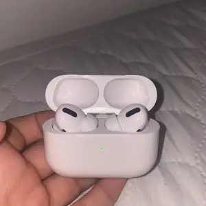 Säljer helt nya Air-pods gen 1 som nya.