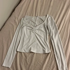 Vit långärmad topp - Säljer en gullig långärmad top från SHEIN, den andra bilden är hur den ser ut på (bilden är inte min)💖 Lappen är bortklippt men det gör ingen skillnad, kontakta om du är intresserad 