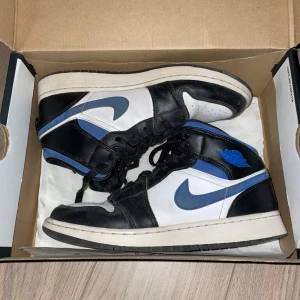 Jordan 1 Racer Blue - Säljer ett par Nike Air Jordans i svart och blått. Skorna är i högre modell och passar därför perfect till både höst och vinter, men passar soklart yill sommaren och våren. Kommer i originalkartong. Storlek 40, men passar även strl 39!