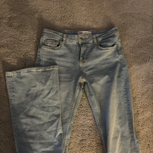Ljusblå jeans från Zara - Säljer ett par ljusblå jeans från Zara i storlek 36. De är i bra skick och jag säljer dom pågrund av att dom inte kommer till användning längre. 