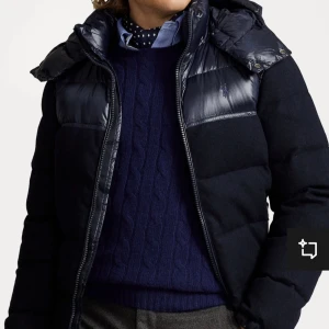 Svart pufferjacka med huva - Hej jag söker denna jackan från polo Ralph lauren. Jag kan betala runt 4000kr och vill helst ha medium eller small.