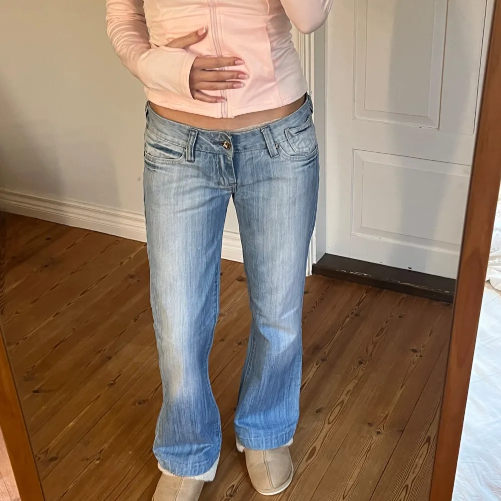 Midjemått( rätt över): 41cm  Inerbenslängd: 76cm   Köp dem via ”KÖP NU” eller Swish  Modellen är 170 cm, inga defekter 💕. Jeans & Byxor.