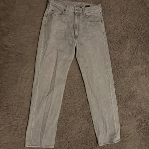 G-star jeans - Säljer dessa G-star relaxed straight fit jeans då de inte använts mer än en gång sen jag införskaffat mig dom. Nypris ligger på 1299. Bara att skriva vid fler frågor. 