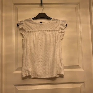 Vit blus❤️ - En vit blush från Shein i ganska bra skick och har jätte skönt tyg❤️ i storlek xs !