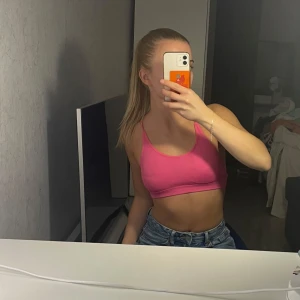 Rosa tränings topp - Säljer en snygg rosa tränings topp med smala axelband och öppen rygg. Toppen är i bra skick. Superbekväm och trendig! Storlek 34/36