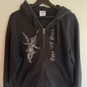 One of one hoodie - Säljer min killes one of one hoodie i storlek L. Alla stenar sitter kvar. Har även kvar broschyren man får när man köper tröjan. 