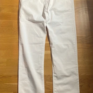 Nya vita jeans i strl 33” från Armani Jeans, modell high waist, regular leg - Nya vita jeans i strl 33” från Armani Jeans, modell high waist, regular leg.  Ny, prislapps sitter kvar.  Mått Midjan: ca 44 cm Längd från grenen och ner: ca 84 cm  96% bomull och 4% elastan  Kommer från ett djur och rökfritt hem. 