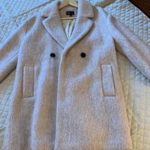 Beige kappa från Zara - Säljer en superfin beige kappa från Zara. Passar perfekt till höst och vinter och är supervarm. Den är i storlek S men passar M. Pris kan diskuteras💗