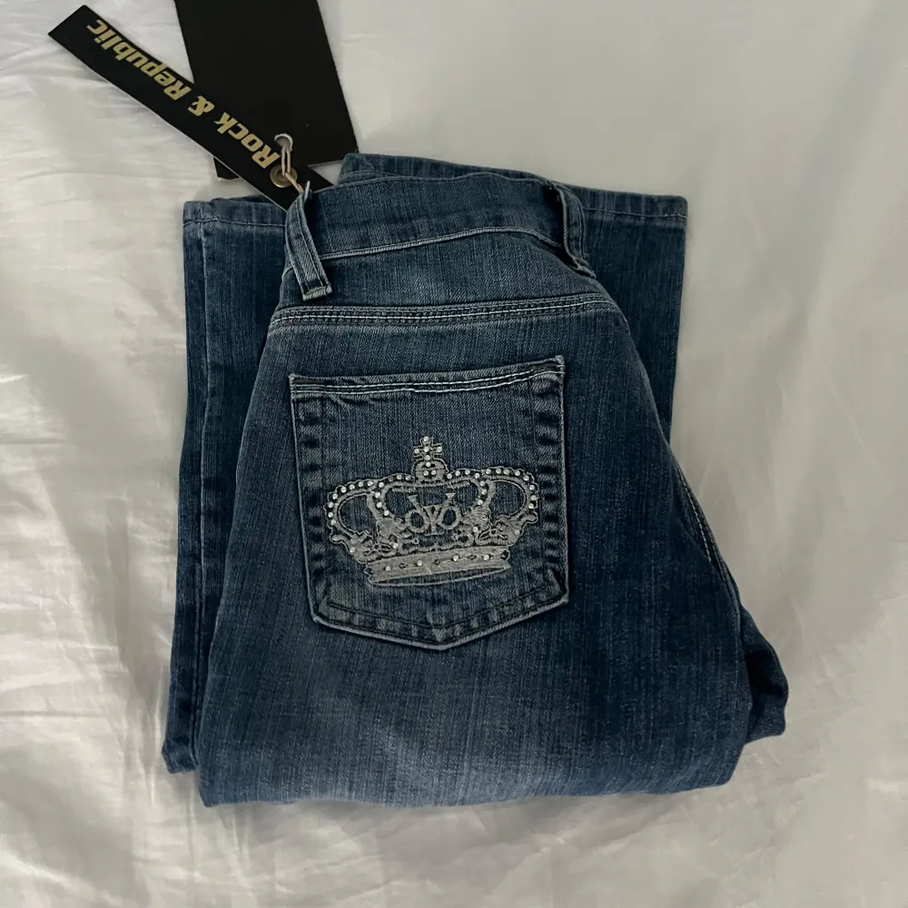 Jätte fina Victoria Beckham jeans, i jätte bra och helt nytt sick , säljer eftersom det är försmå på mig, men annars väldigt snygga och fina . Jeans & Byxor.