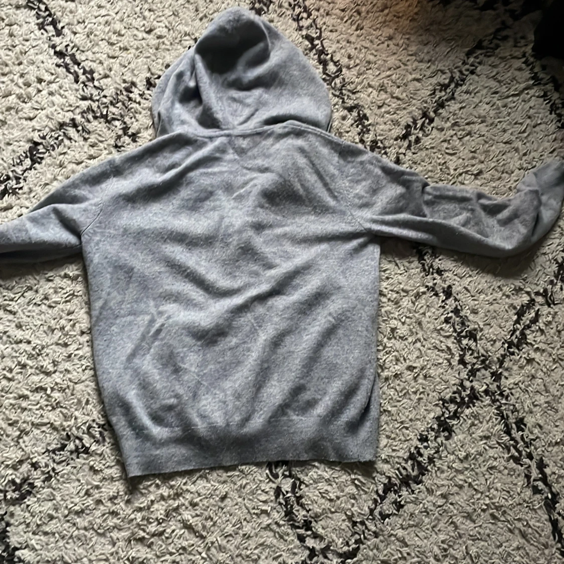 Grå kashmir hoodie från Sayless - 90