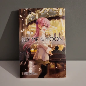 Fly Me to the Moon Vol. 5 - Säljer volym 5 av mangan 'Fly Me to the Moon'. Perfekt för mangaälskare som gillar romantiska och komiska berättelser. Boken är i bra skick och har en fin illustration på framsidan. Perfekt för samlingen eller som present!