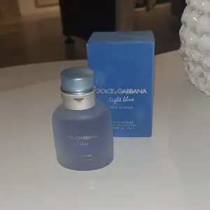 Säljer en flaska Dolce & Gabbana Light Blue Eau Intense Pour Homme pga dubbelköp på födelsedagen. Perfekt för den som vill ha en fräsch och intensiv doft. Passar både till vardags och fest, 10/10 i mitt tycke.