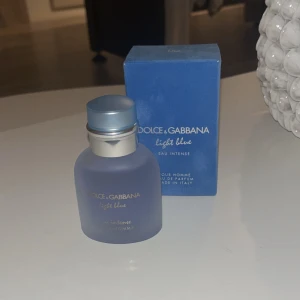 Dolce & Gabbana Light Blue Eau Intense Pour Homme - Säljer en flaska Dolce & Gabbana Light Blue Eau Intense Pour Homme pga dubbelköp på födelsedagen. Perfekt för den som vill ha en fräsch och intensiv doft. Passar både till vardags och fest, 10/10 i mitt tycke.