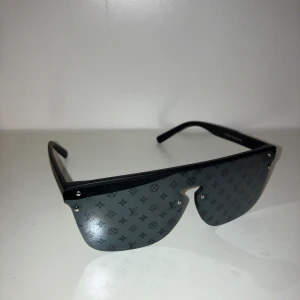 Louis Vuitton Waimea Sunglasses - Louis Vuitton Waimea Sunglasses, säljer eftersom jag har bytt stil. Nypris 5750kr (Kvitto finns) kom privat. Priset kan diskuteras 