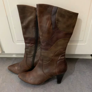 Bruna stövlar med klack - Säljer dessa väldigt söta bruna boots/stövlar som är helt oanvända då de tyvärr var för stora för mig. Pris kan diskuteras💗