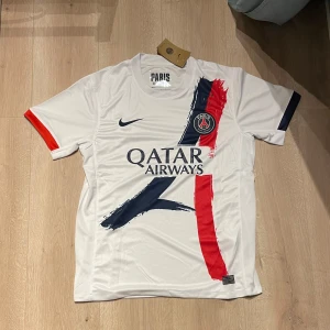 PSG fotbollströja - Säljer en replika av PSG:s bortatröja 24/25, storlek M. Tröjan är i perfekt skick, aldrig använd och har alla originaltaggar kvar. 