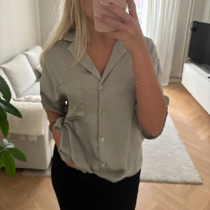 Tröja - Håller på att flytta så kika gärna på saker jag säljer!💛