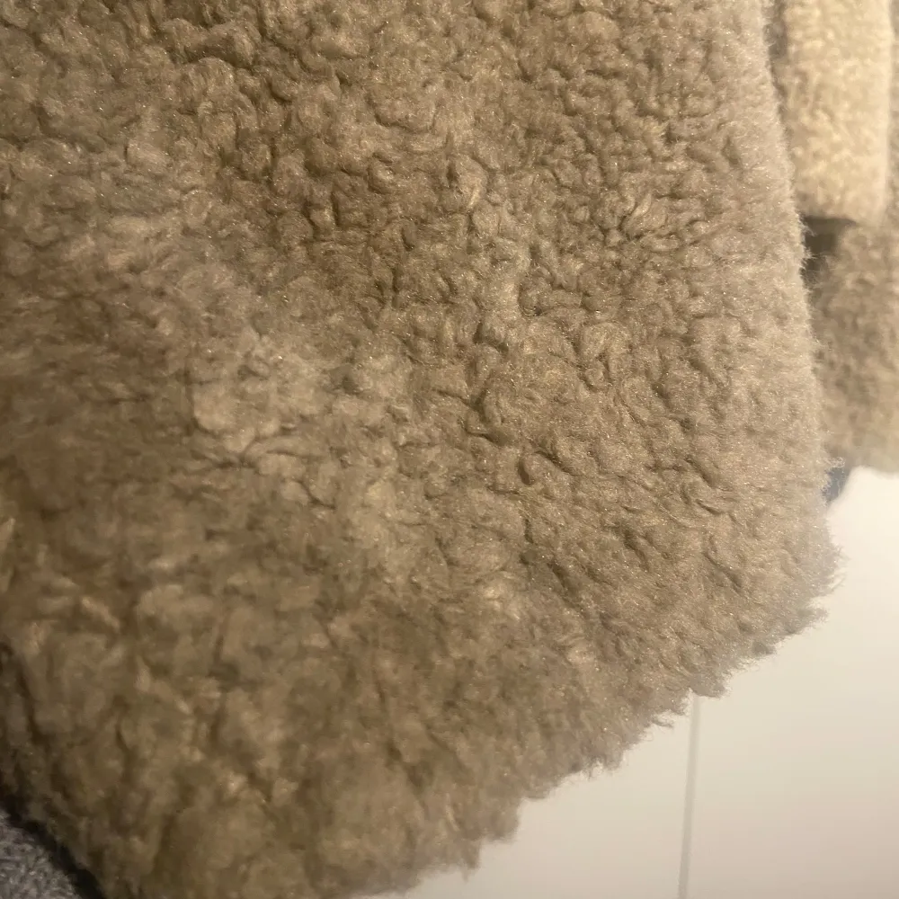 Säljer en supermysig beige teddyjacka från Totême i storlek M. Jackan är perfekt för höst och vinter med sitt fluffiga material och långa ärmar. Den har en avslappnad passform och är i mycket bra skick. Perfekt för att hålla sig varm och stilren! 🍂❄️. Jackor.