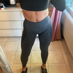Grå leggings - Säljer ett par grå leggings i mycket bra skick. De är högmidjade och har en tight passform som framhäver figuren.