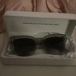 Gråa solglasögon från Chimi (07) - Snygga gråa solglasögon från Chimi i en stilren design. Modellen är 07 och köptes för drygt två år sedan, knappt använda, nästan i nyskick.  Fodral, puts och tygfodral kommer med. 