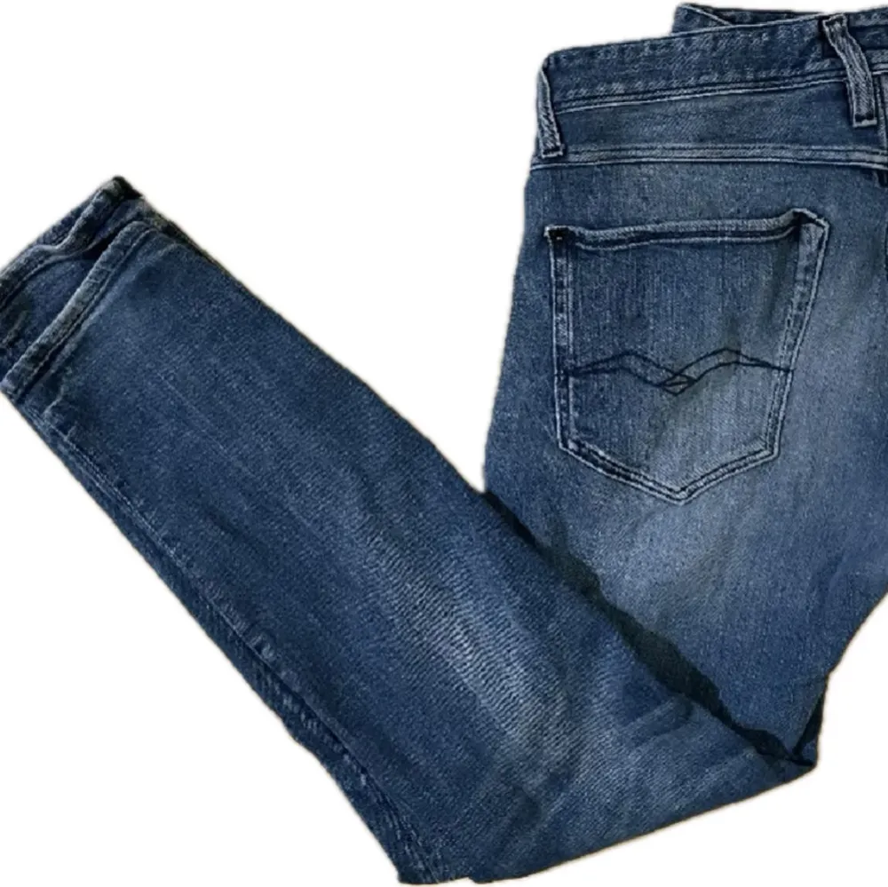 Säljer nu dessa Replay Jeans i storlek 31/32.   Skick 9/10 slotningen är en del av designen.   Hör av dig vid frågor!. Jeans & Byxor.