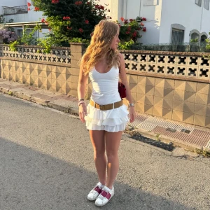 Vit klänning med bälte - Så fin vit klänning, bältet går att ta bort🤍 Anvönd sammanlagt 2 ggr, skriv för fler bilder!