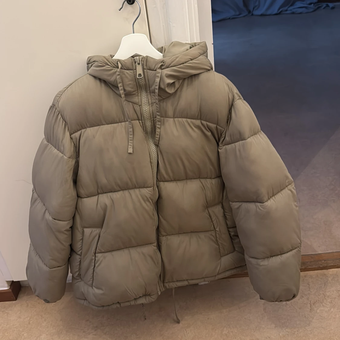 Beige pufferjacka med huva