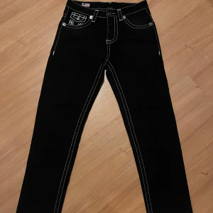 True Religion jeans - Säljer ett par svarta jeans från True Religion som är i bra skick. Storlek 32. Priset är inte hugget i sten