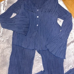 Blått set - Luftigt material