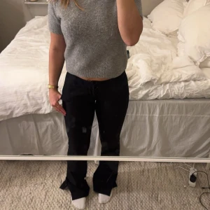 Lågmidjade kostymbyxor  - Snygga lågmidjade kostymbyxor från bikbok modellen Vera. Passar både Xs och S. Säljs då de inte används. skriv vid funderingar💕