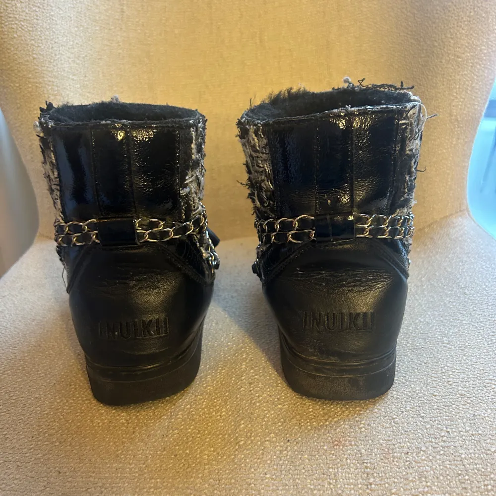 Säljer ett par unika svarta boots från Inuikii i mycket bra skick, ni ser på bilderna att dom är använda men dom blir som nya med en tvätt. Perfekta för höst och vinter med sin robusta design och varma insida. I storlek 39! Nypris 3000kr, 15000kr kan jag tänka mig. Skor.