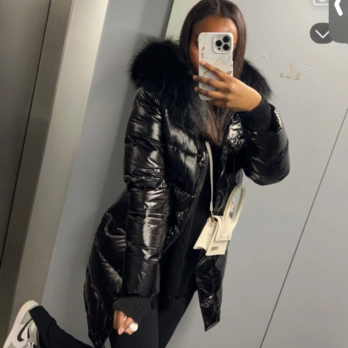 Svart pufferjacka med äkta päls